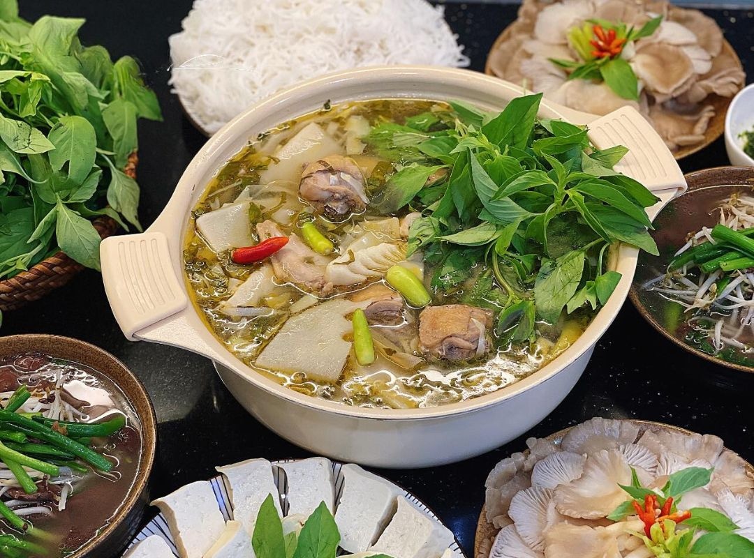 Lẩu gà lá é nóng hổi giữa lòng Tây Nguyên
